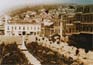 Η κεντρική πλατεία στο Πλωμάρι Λέσβου, τη δεκαετία του 1960. Διακρίνεται η Παπαγεώργειος Αγορά.