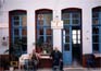 Πρόσοψη του καφενείου «Άγριος Καβαλάρης» του Γιάννη Φρατζιά ή «Παπί» στο Πλωμάρι Λέσβου, στις 07/05/1998.