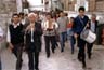 Στη γιορτή του Αγ. Γεωργίου στη Θερμή Λέσβου, στις 27/04/1996. Κομπανία συνοδεύει τον στολισμένο ταύρο κατά την περιφορά του στους δρόμους του χωριού, πριν τη σφαγή. Διακρίνεται μπροστά ο μουσικός Βασίλης Παντελίδης (κλαρίνο).