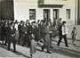 Γάμος σε χωριό της Λήμνου τη δεκαετία του 1960 (μάλλον πρόκειται για το γάμο του μουσικού Χρήστο Πατζαρά στο Πλατύ Λήμνου). Διακρίνονται οι μουσικοί από αριστερά προς τα δεξιά: Τηλέμαχος Κατσικάς (βιολί), Παναγιώτης Παπακοτής (σαντούρι), Κώστας Ψαριανός (ακορντεόν).