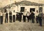 Γλέντι έξω από το καφενείο του Χριστοφιδέλλη στην Καλλιόπη Λήμνου, ανήμερα της Πρωτοχρονιάς το 1966.