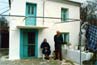 Ο μουσικός Χρήστος Φουσκούδης (λύρα) με τη σύζυγό του, στο σπίτι τους στην Σκανδάλη Λήμνου στις 25/01/1998.