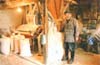 Εσωτερική άποψη από τον αλευρόμυλο του Κωνσταντίνου Αβαδέλλη στις Σαρδές Λήμνου, στις 28/01/1998. Αριστερά διακρίνεται ο αλευρόμυλος γερμανικής κατασκευής, στον οποίο γίνεται η τελική επεξεργασία του αλεύρου.