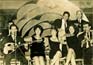 Το 1965 σε κέντρο διασκέδασης στη Νέα Υόρκη. Διακρίνονται οι μουσικοί από αριστερά προς τα δεξιά: Γιάννης Αγγέλου (μπουζούκι), Μπέμπα Μπλανς, Ντόρα Μπετίνα, άγνωστη τραγουδίστρια, Κώστας Σεβαστάκης (κλαρίνο), Βασίλης Μανιουδάκης (ακορντεόν). Πίσω άγνωστος μουσικός (κιθάρα), δίπλα από το ακορντεόν πιθανότατα Ουχράν (ντέφι ή τουμπερλέκι).