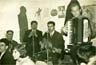 Σε πανηγύρι στη Σάμο τη δεκαετία του 1960 ή του 1970. Διακρίνονται οι μουσικοί από τα δεξιά προς αριστερά: Πάρης Βαρυγιάννης (ακορντεόν), Λευτέρης Ντάλης (κιθάρα), Γρηγόρης Μάρκου (κλαρίνο), Ηλίας Διατσίδης (σαντούρι).