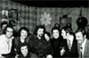 Σικάγο 1970, στο νυχτερινό κέντρο διασκέδασης «Denis Den». Διακρίνονται από αριστερά προς τα δεξιά: Γιώργος Μαρνέρος, Σάκης Μπράβας (κιθάρα, τραγούδι ), Βασίλης Γαϊτάνος (πιάνο,τραγούδι), Ντένης Δημητρέας (ιδιοκτήτης του «Denis Den» κιθάρα, τραγούδι), «doctor Poulos» και Γιάννης (φίλοι του Γ. Μαρνέρου). Μπροστά διακρίνεται ο Μίκης Θεοδωράκης.