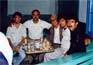 Σε καφενείο στην Ελάτα Χίου το 1980. Διακρίνονται οι μουσικοί από αριστερά προς τα δεξιά: Μανωλάκης (αρμόνιο), Αντώνης Λύκος (μπουζούκι), Ηλίας Εγγλέζος (κιθάρα, ούτι, τραγούδι), Βασίλης Σοκιανός (ντραμς), Γιώργος Μαρωνίτης (κλαρίνο).