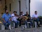 Εκδήλωση στο Μονοδέντρι Χίου, στις 05/07/2006. Διακρίνονται οι μουσικοί από αριστερά προς τα δεξιά: Σάκης Πιπίδης (κλαρίνο, τραγούδι), Μάρκελος Πούπαλος (λαούτο), Γιώργος Αυγουστίδης (βιολί, τραγούδι), Γιάννης Βούκουνας (τουμπελέκι).